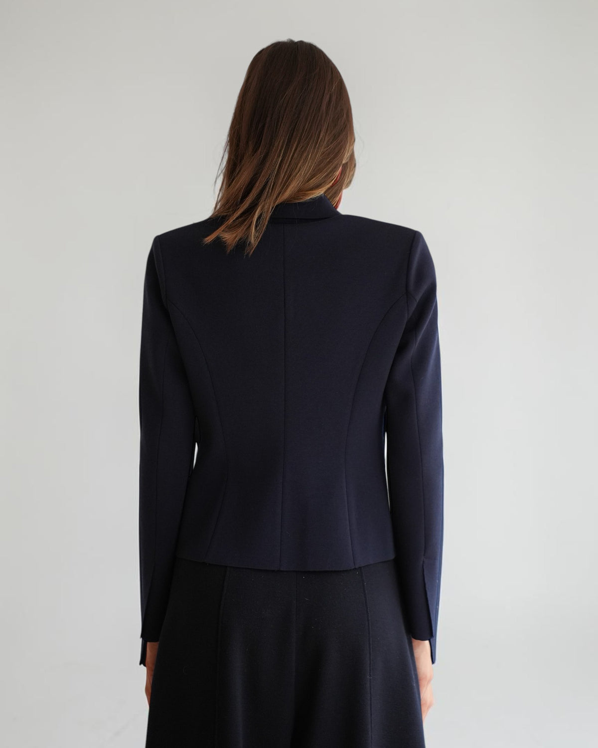 Marineblauer Strickblazer von MRZ, Rückansicht mit kurzem Saum