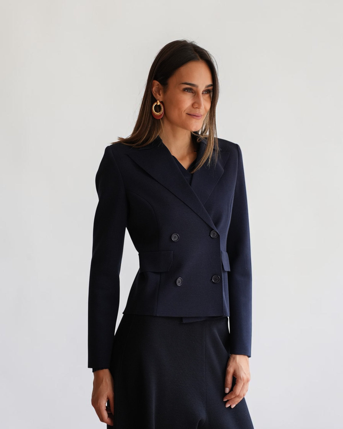 Marineblauer Strickblazer von MRZ mit Revers und Knöpfen, Vorderansicht am Model