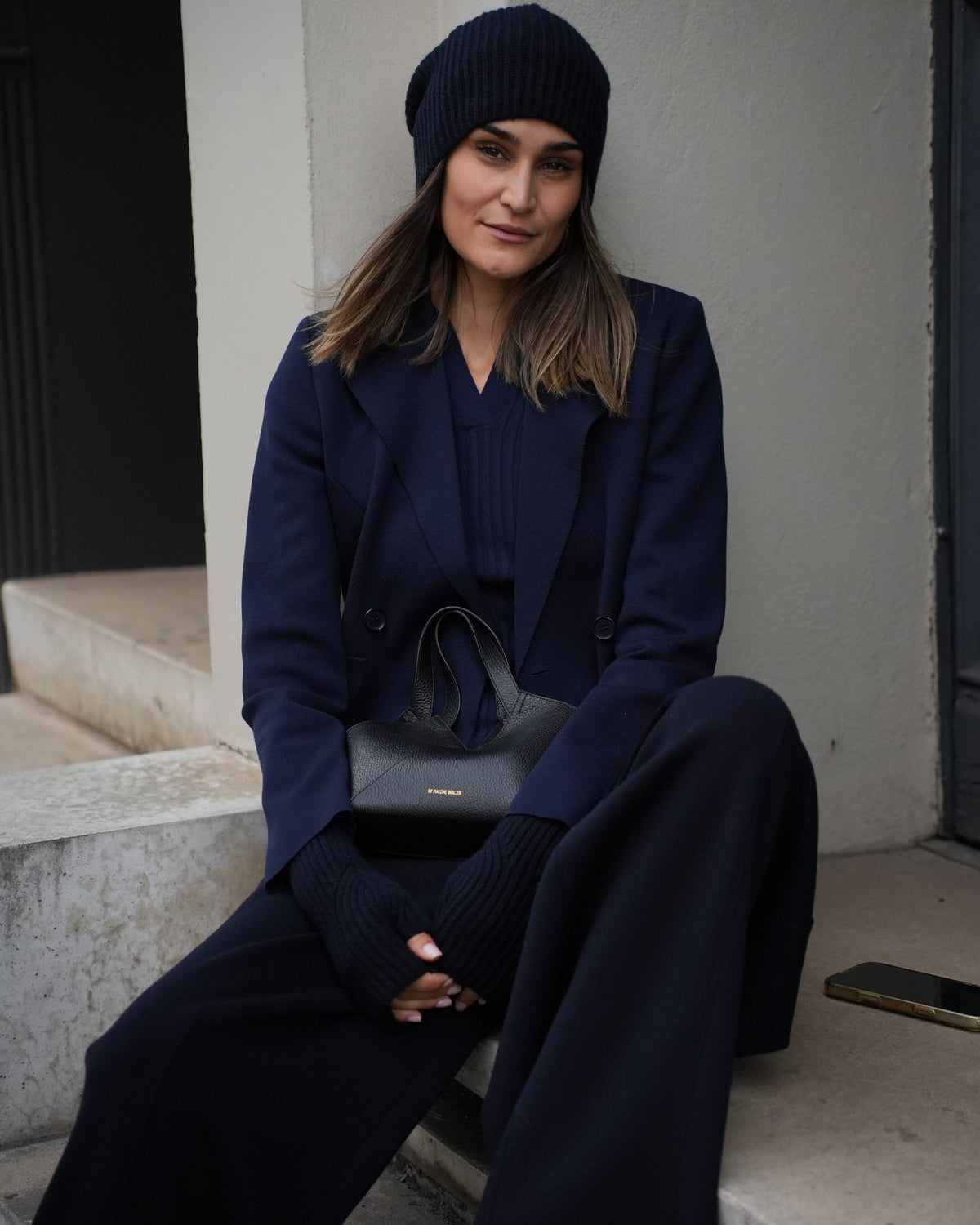 Marineblauer Strickblazer von MRZ am sitzenden Model, Streetstyle mit Strickmütze