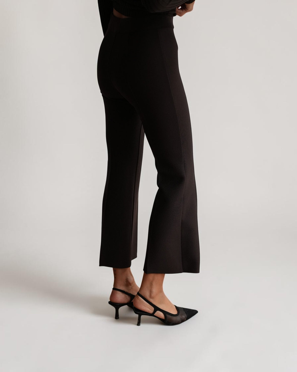 Braune Strickhose von MRZ, Rückansicht mit verkürztem Saum