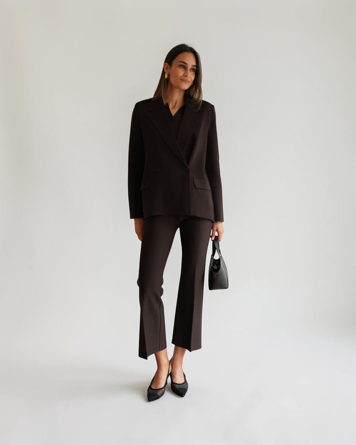 Zweireihiger brauner Strickblazer von MRZ, Gesamtansicht am Model mit passender Hose