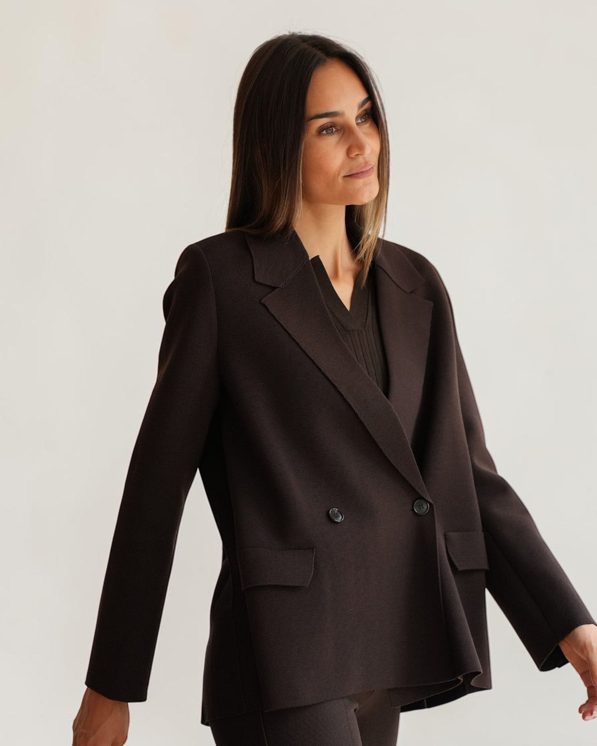 Zweireihiger Strickblazer von MRZ in Braun am Model in Bewegung, Vorderansicht