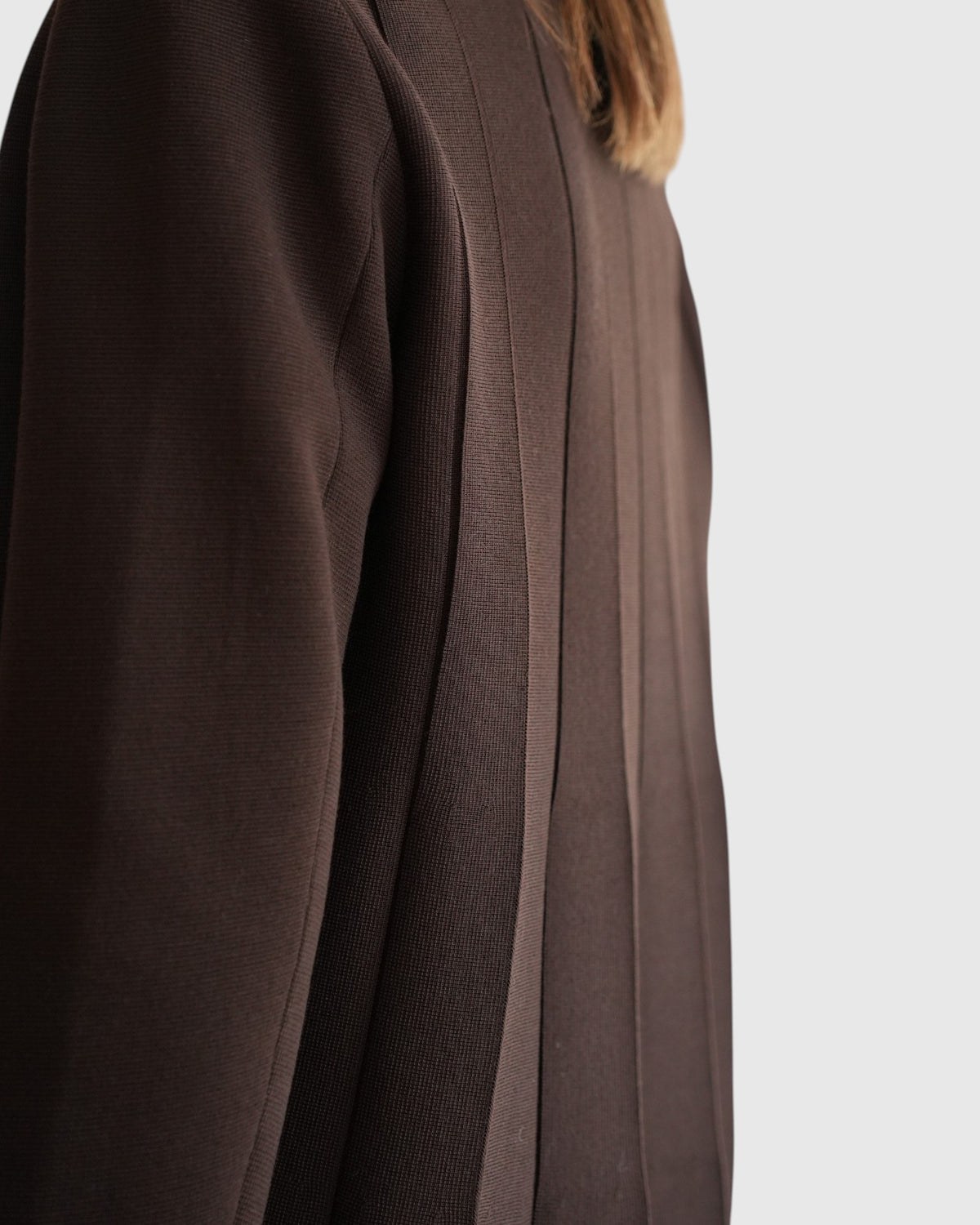 Detail der Plisseefalten auf der Rückseite des braunen MRZ-Strickblazers