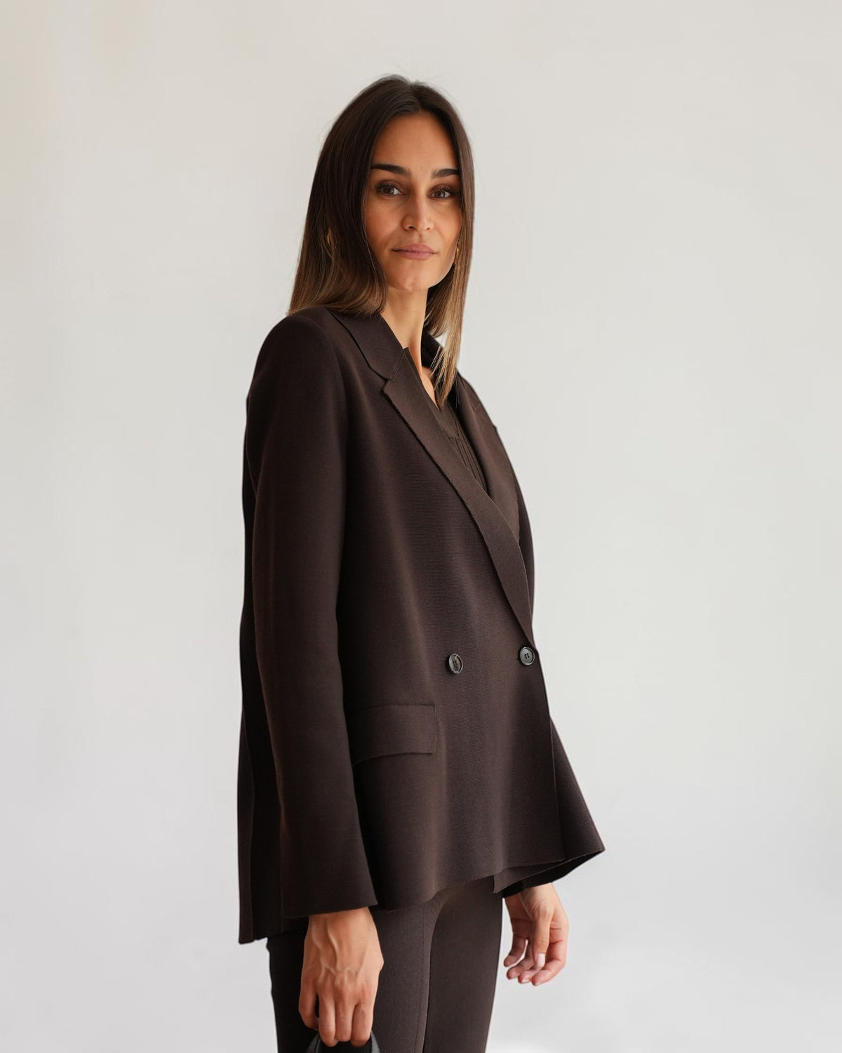 Brauner Strickblazer von MRZ mit breitem Revers und Taschenklappen, seitliche Vorderansicht