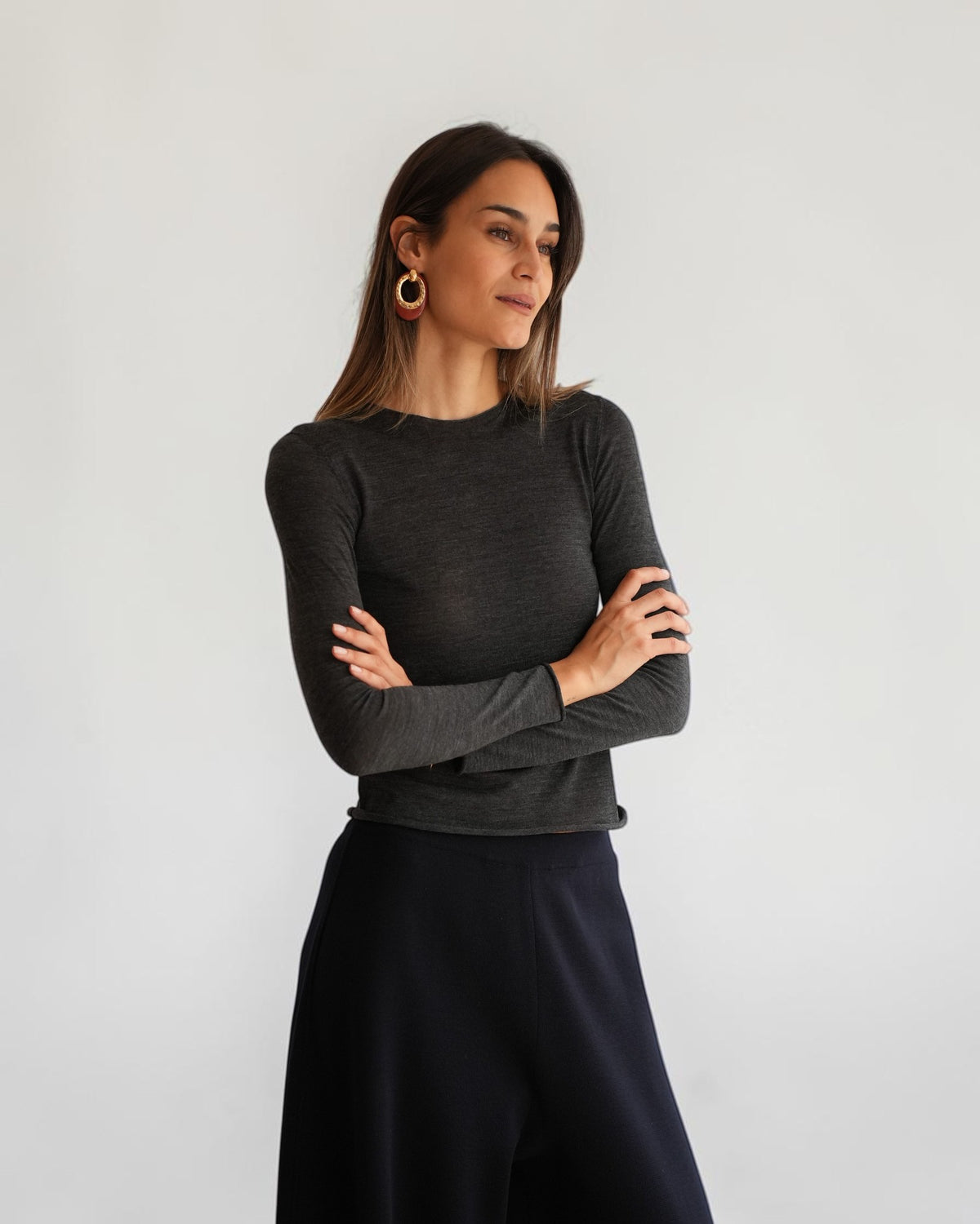 Feinstrick-Longsleeve von MRZ in Anthrazit am Model mit verschränkten Armen