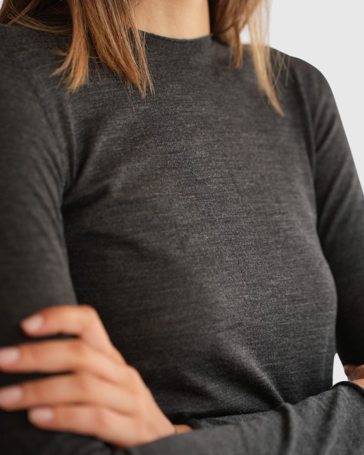 Detail des zarten, leicht transparenten Feinstricks am anthrazitfarbenen MRZ-Longsleeve