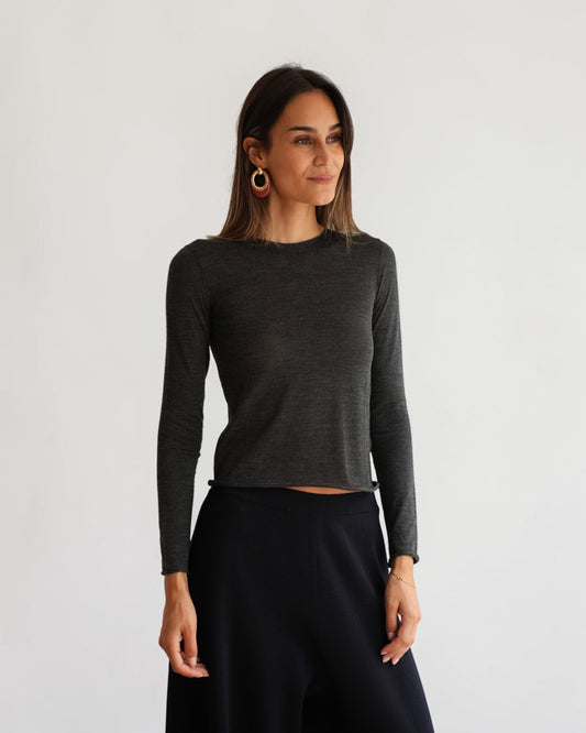 Anthrazitfarbenes MRZ-Longsleeve mit Rundhalsausschnitt, Vorderansicht am Model