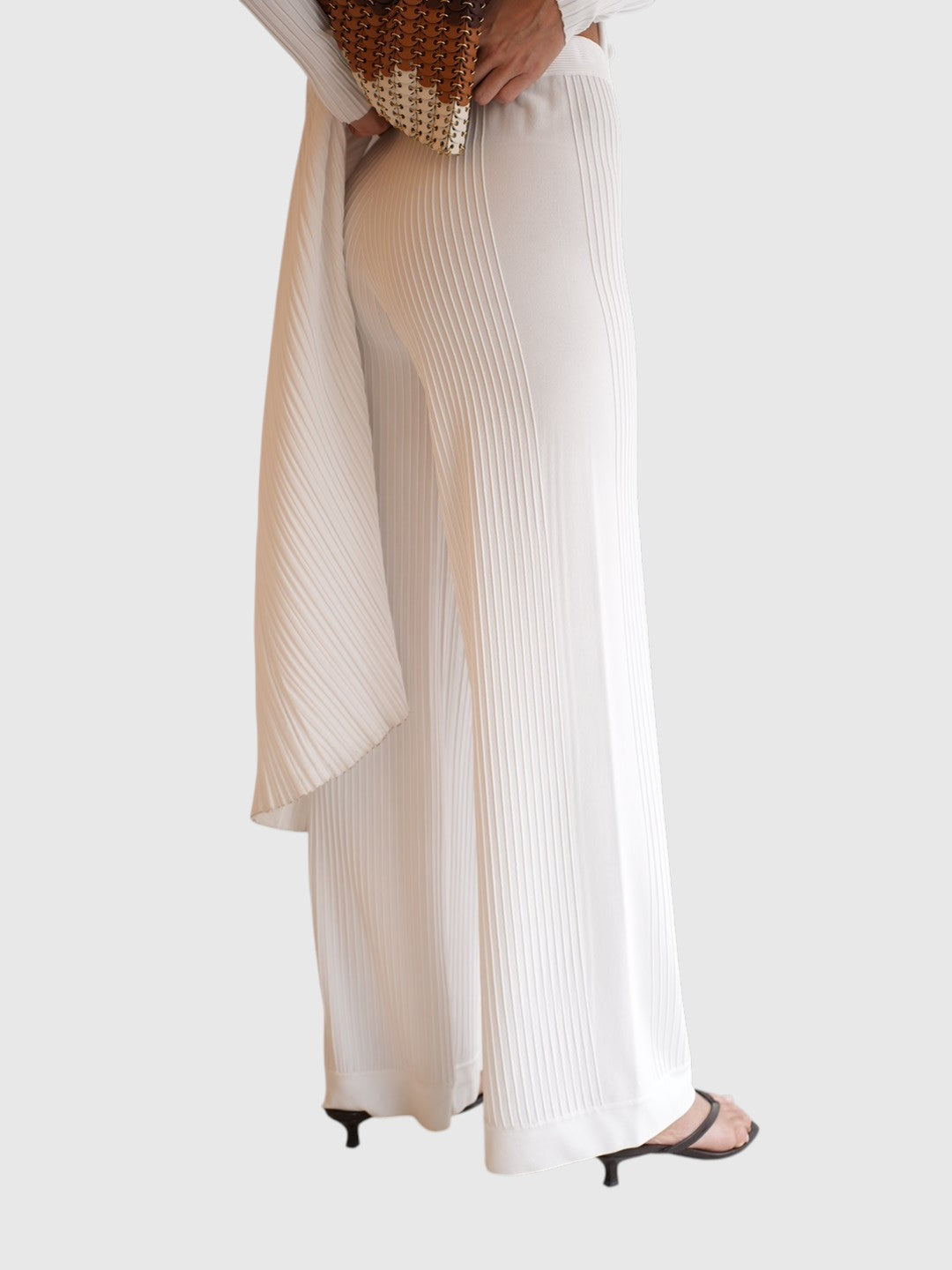 Detailansicht der weißen MRZ Strickhose von hinten