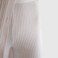Materialdetail der weißen MRZ Strickhose mit gerippter Struktur