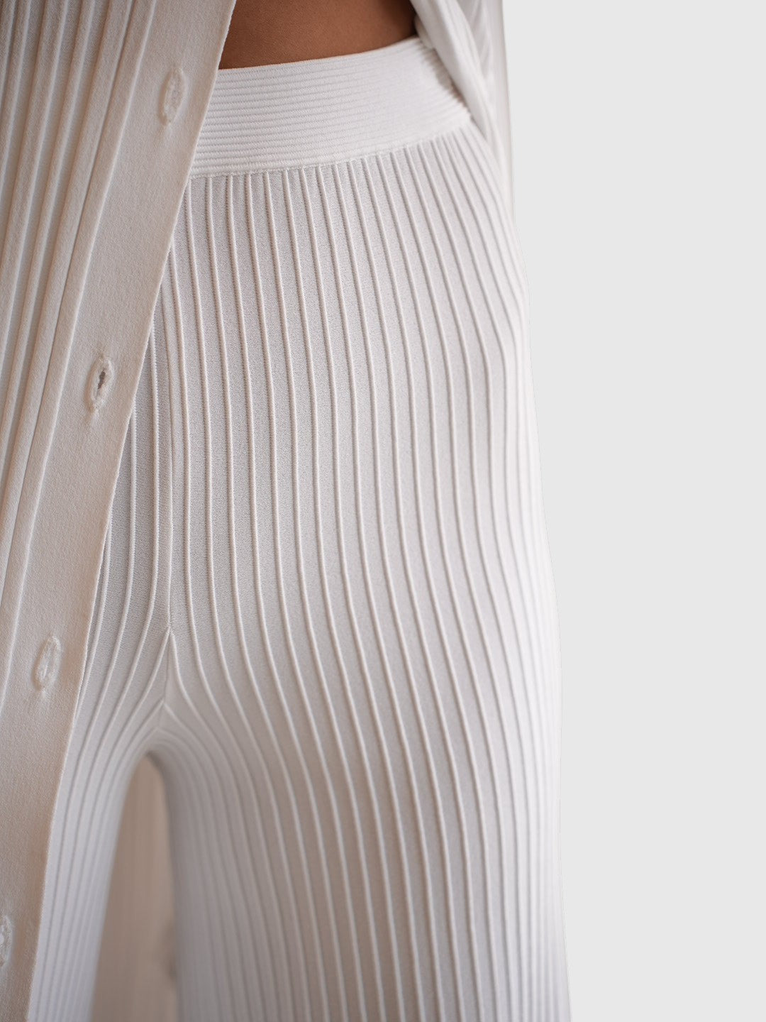 Materialdetail der weißen MRZ Strickhose mit gerippter Struktur