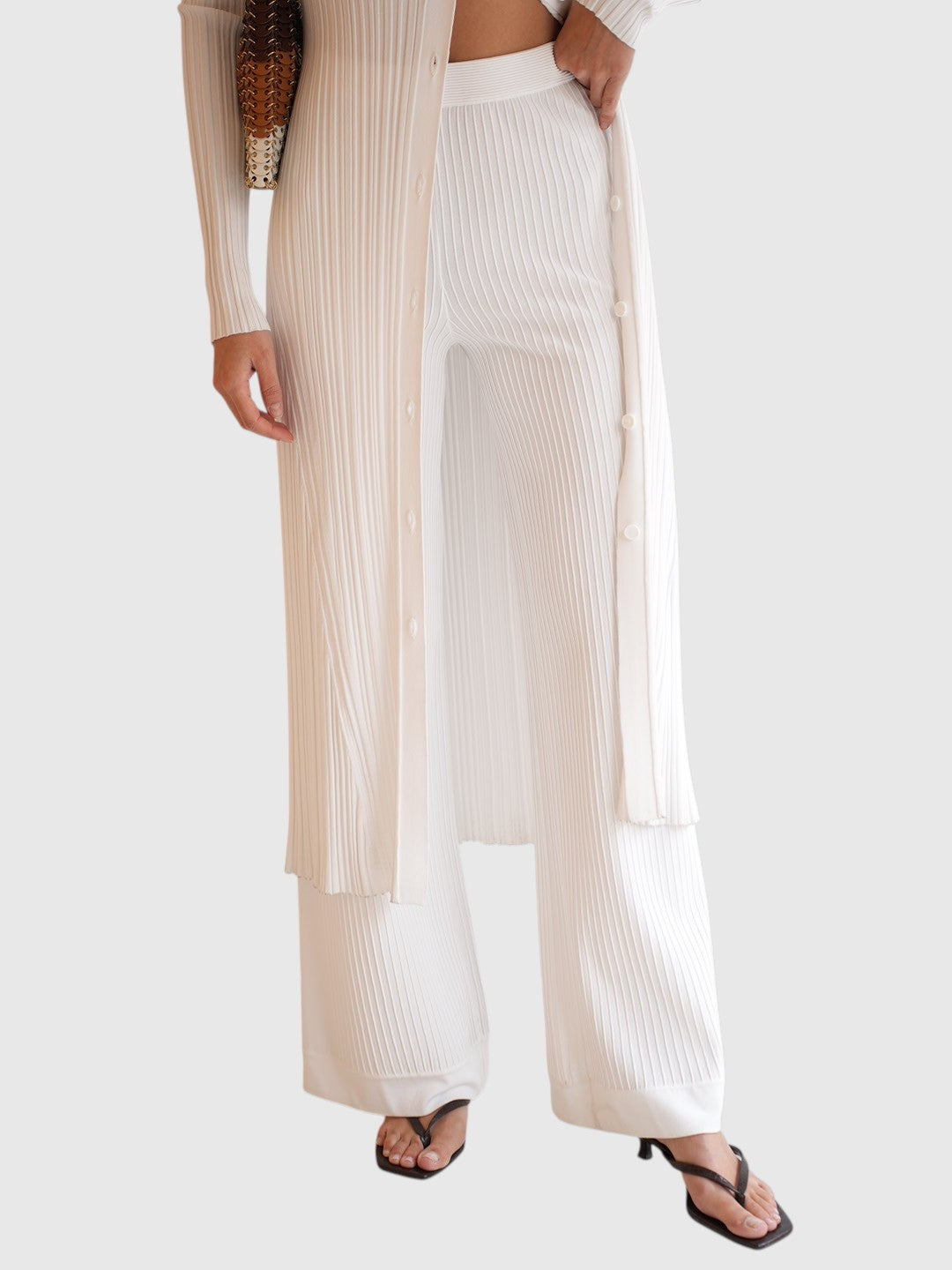 Detailansicht der weißen MRZ Strickhose im Front-Styling