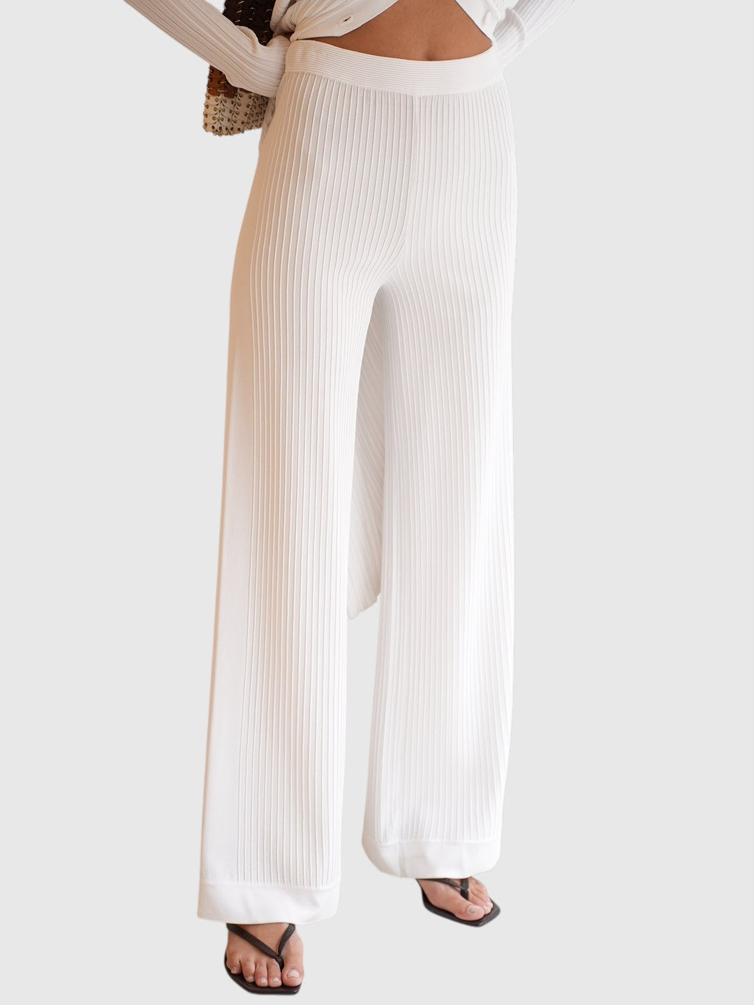 Detail der weißen MRZ Strickhose mit gerippter Struktur