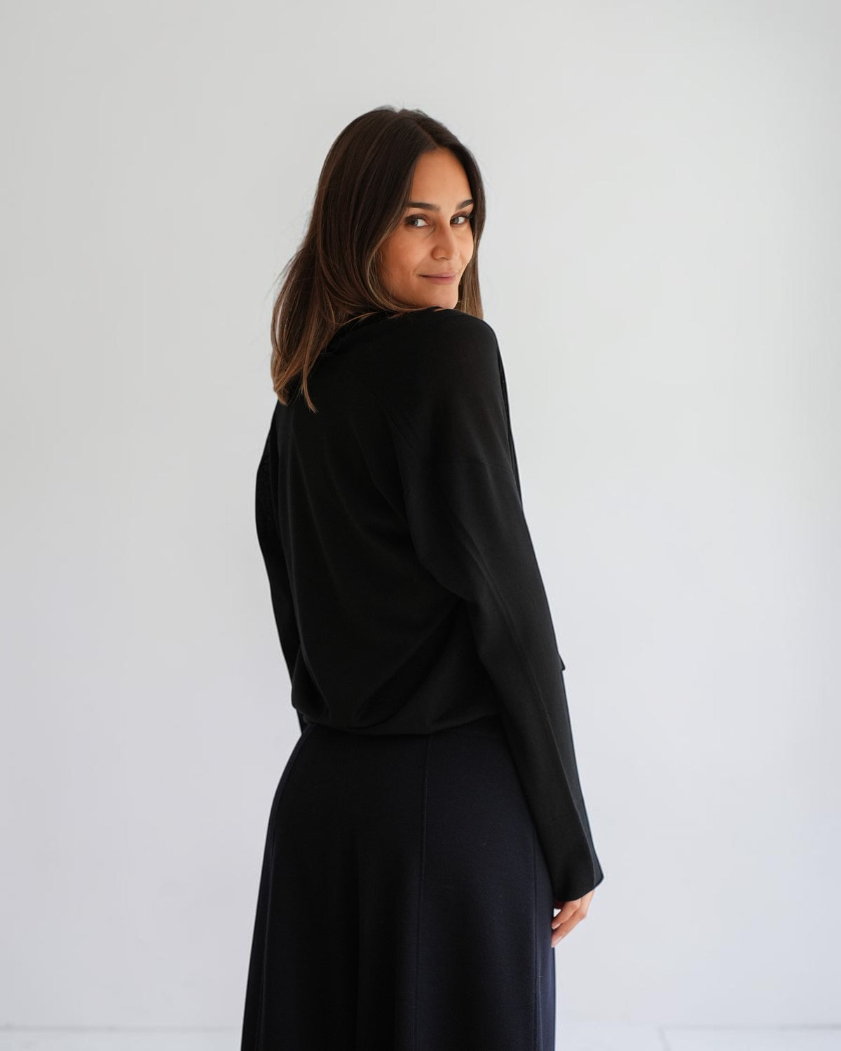 Schwarzer Polo-Cardigan von MRZ, Rückansicht am Model