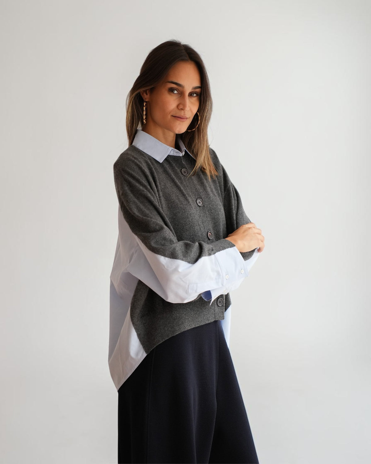 Grauer MRZ-Cardigan mit hellblauem Hemdkragen und Manschetten am Model mit verschränkten Armen