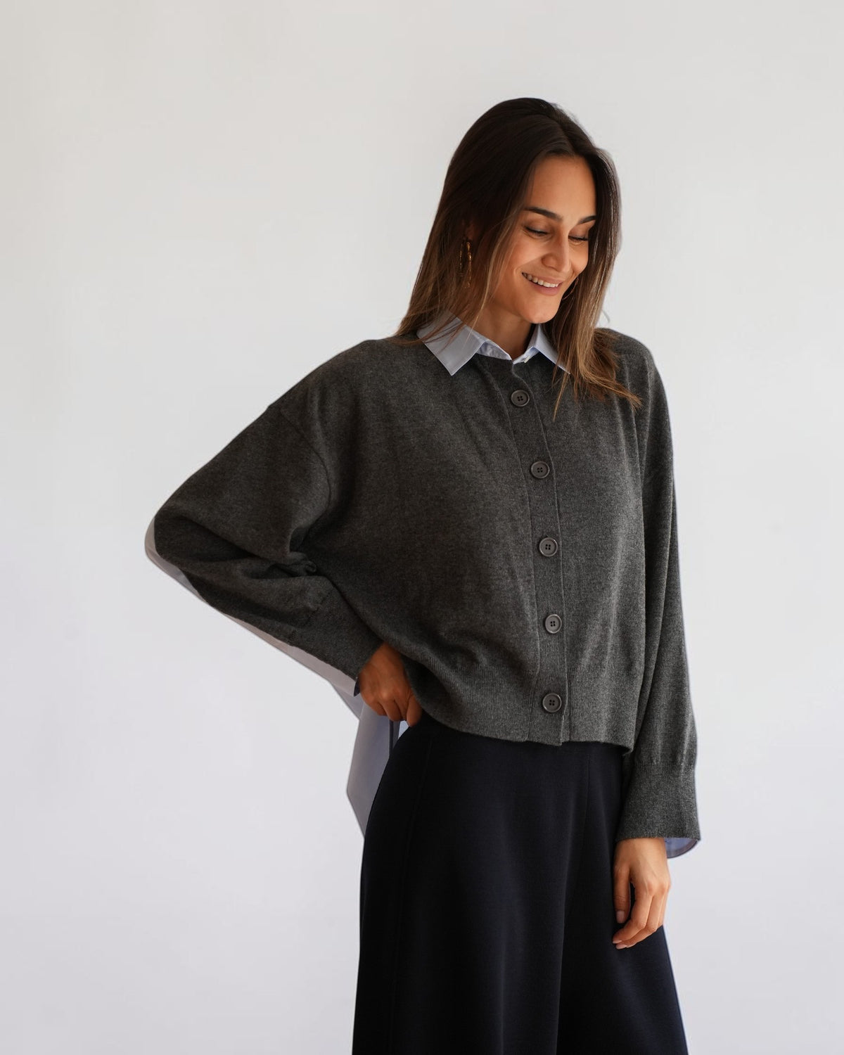 Grauer Cardigan von MRZ mit Knopfleiste und hellblauen Hemddetails, Vorderansicht am Model