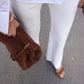 Braune Alberta Ferretti Tasche als Styling-Detail mit der weißen MRZ Hose