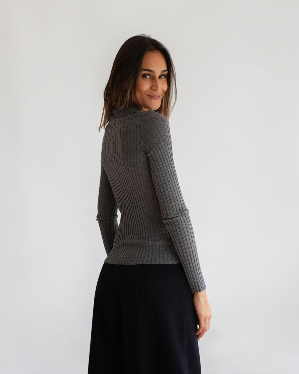 Grauer Rippstrick-Pullover von MRZ, seitliche Rückansicht am Model