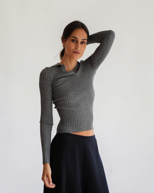 Grauer Rippstrick-Pullover von MRZ am Model mit erhobenem Arm