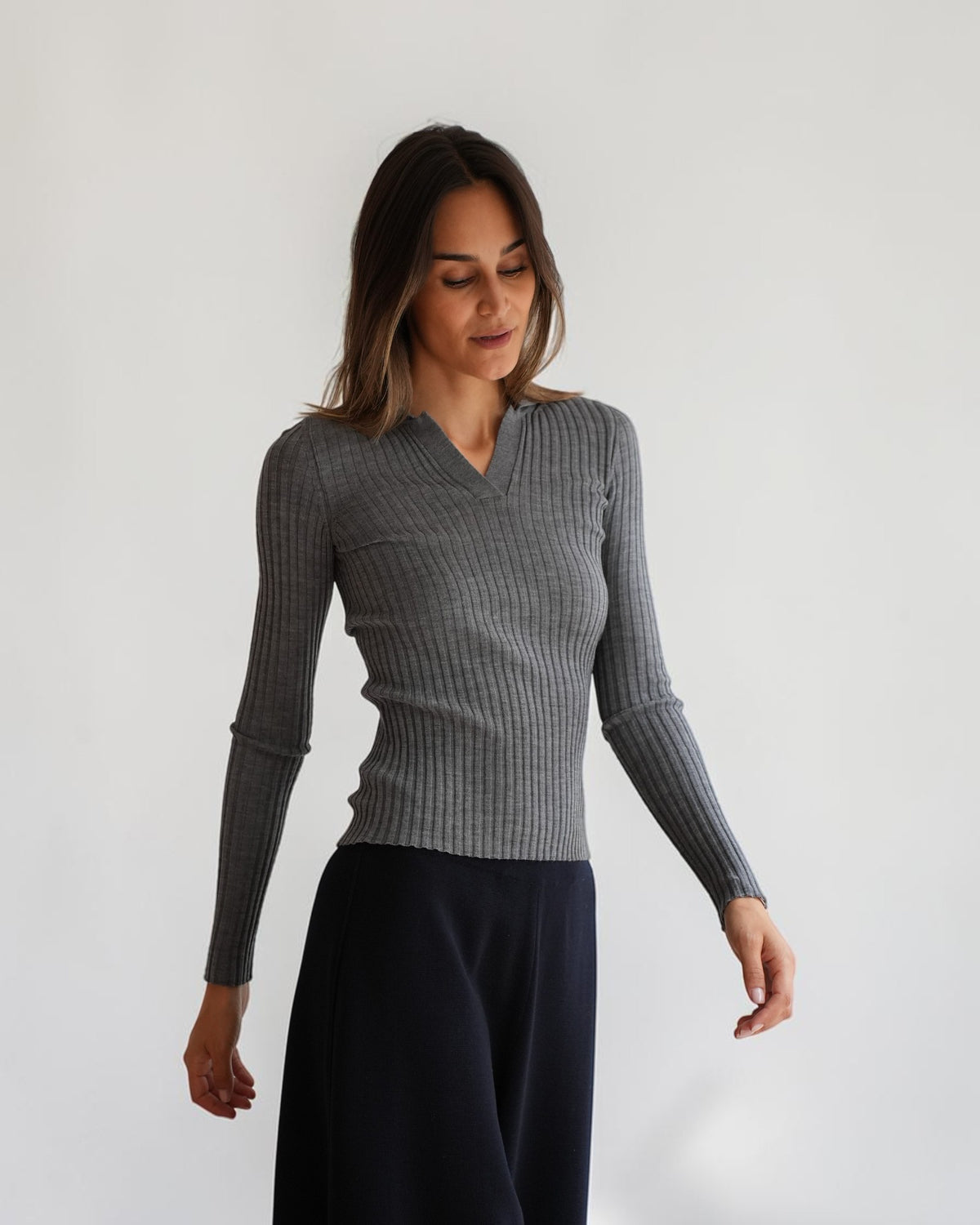 Grauer Rippstrick-Pullover von MRZ, Vorderansicht mit langen Ärmeln