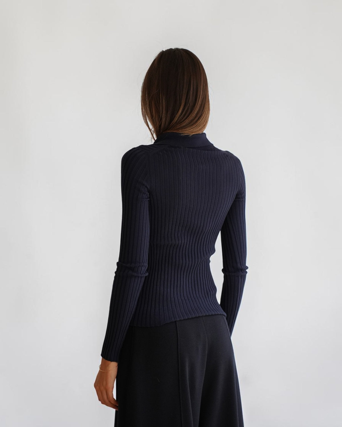 Marineblauer Rippstrick-Pullover von MRZ, Rückansicht am Model
