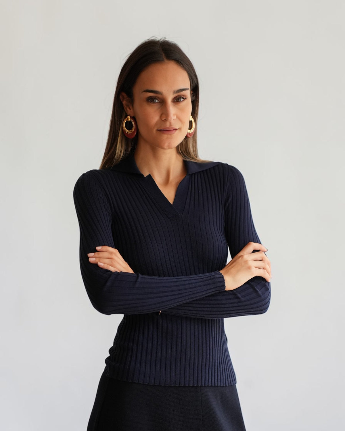Marineblauer Rippstrick-Pullover von MRZ am Model mit verschränkten Armen