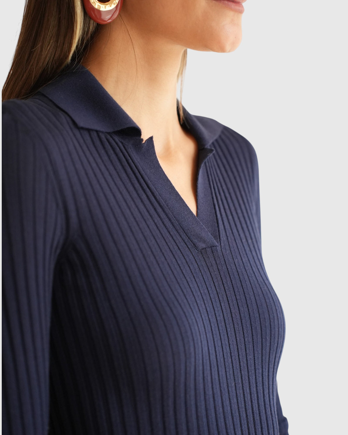 Detail von Polokragen und Rippenstruktur des marineblauen MRZ-Pullovers