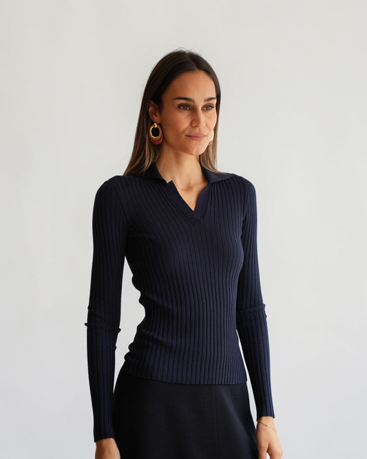 Marineblauer Rippstrick-Pullover von MRZ, Vorderansicht mit V-Ausschnitt