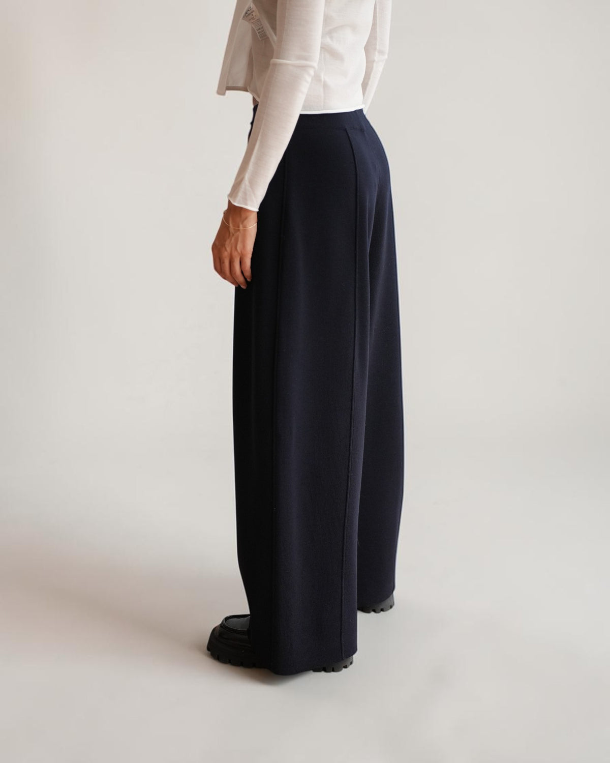 Marineblaue Strickhose von MRZ, seitliche Rückansicht mit weitem Fall