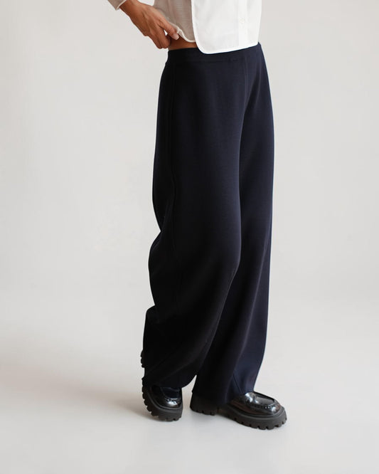 Seitliche Detailansicht der marineblauen MRZ-Strickhose mit weitem Bein