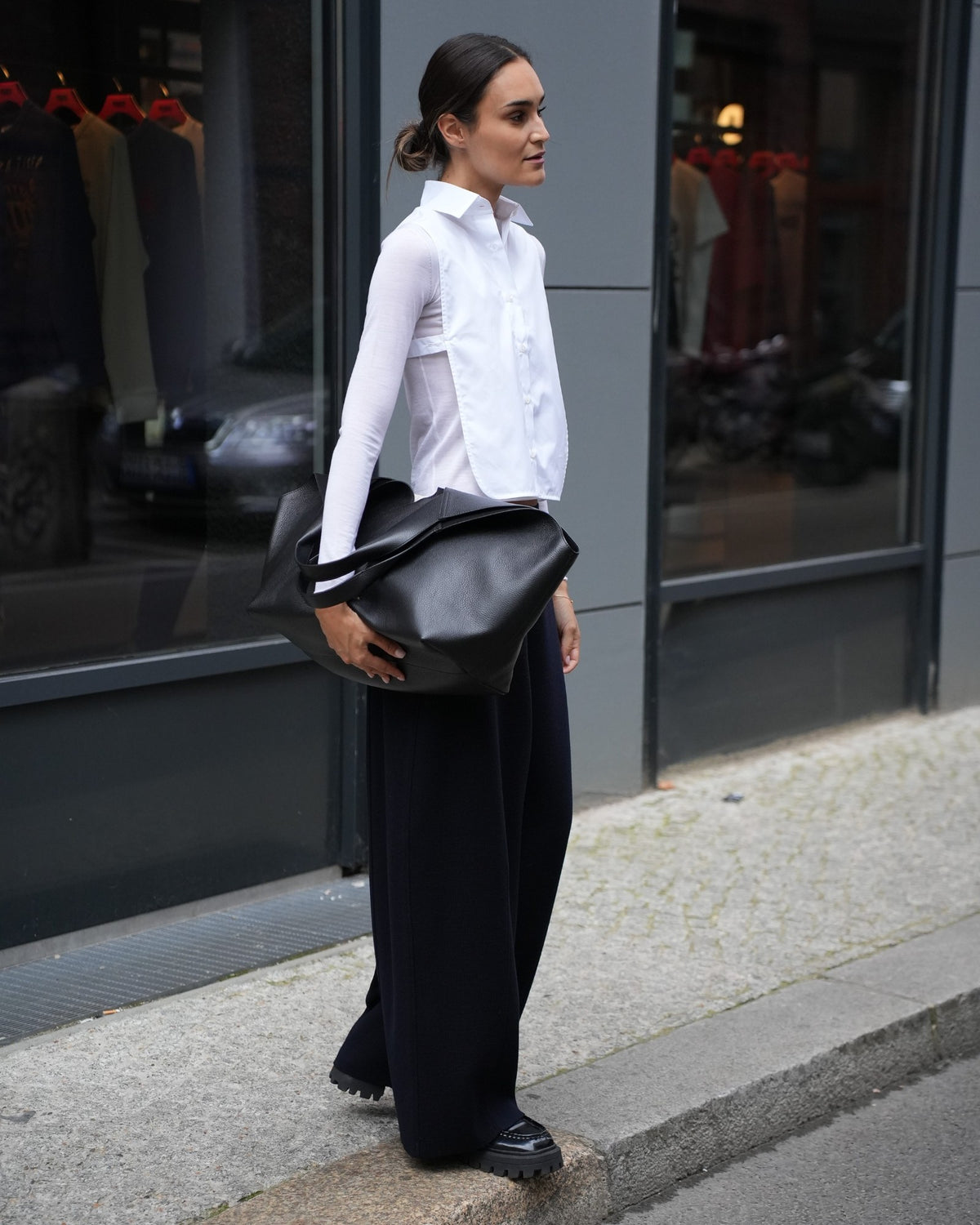 Marineblaue Strickhose von MRZ am Model, Streetstyle mit weißem Bluseneinsatz