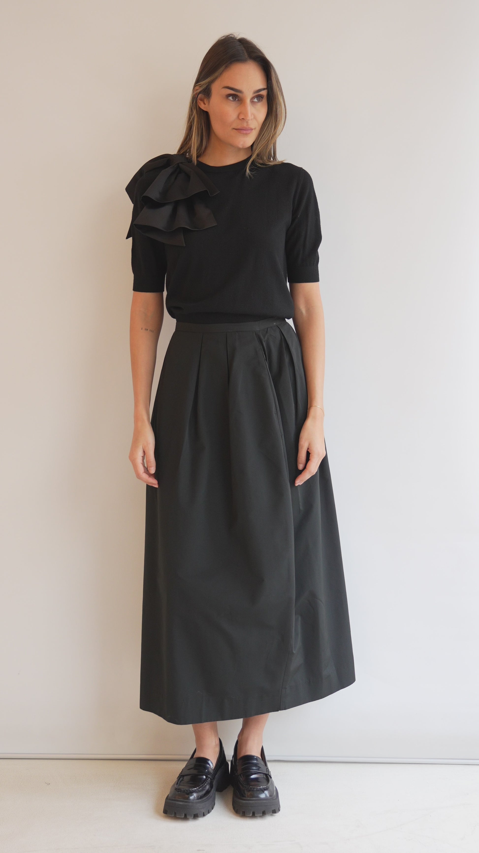 Video des Dorothee Schumacher Pullovers mit Schleifendetail in Schwarz im Styling mit House of Dagmar Midirock