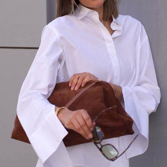 Video der Alberta Ferretti Maxi Pouch aus braunem Wildleder im getragenen Styling