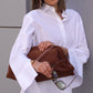 Video der Alberta Ferretti Maxi Pouch aus braunem Wildleder im getragenen Styling