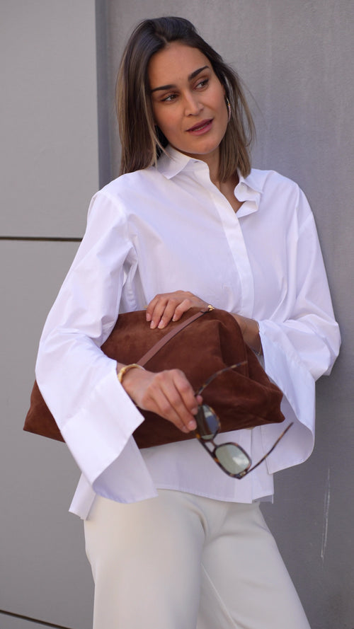 Video der Alberta Ferretti Maxi Pouch aus braunem Wildleder im getragenen Styling