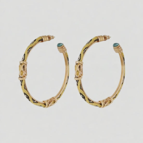 Video der Gas Bijoux Lima Creolen mit gelbem Textil und Cabochons