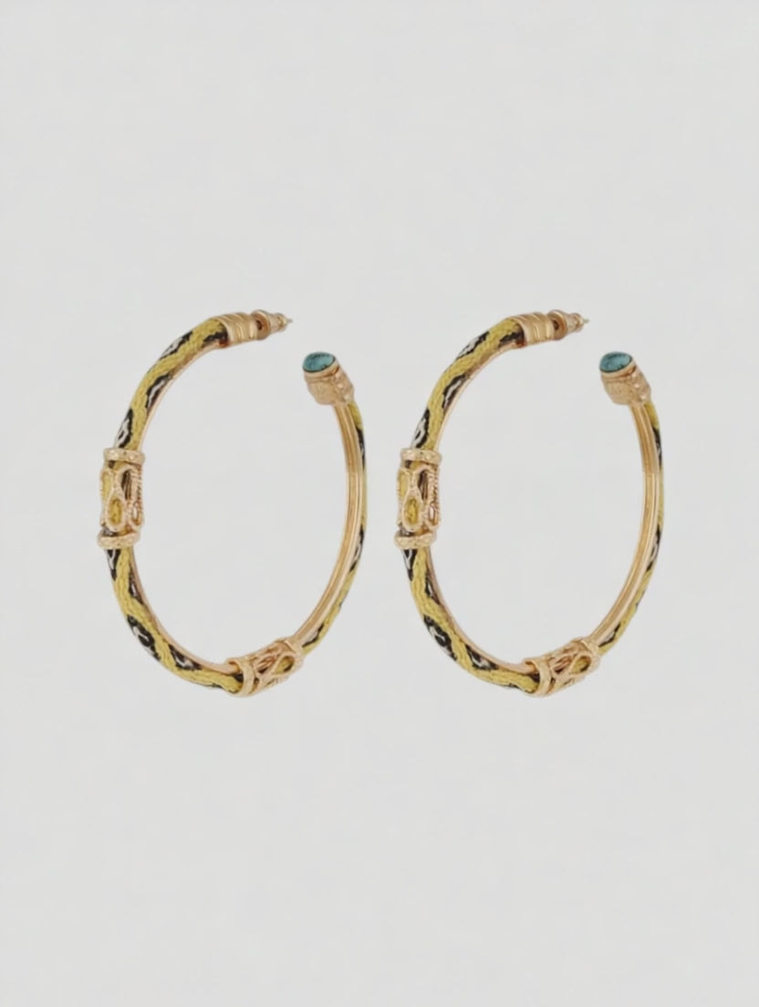 Video der Gas Bijoux Lima Creolen mit gelbem Textil und Cabochons
