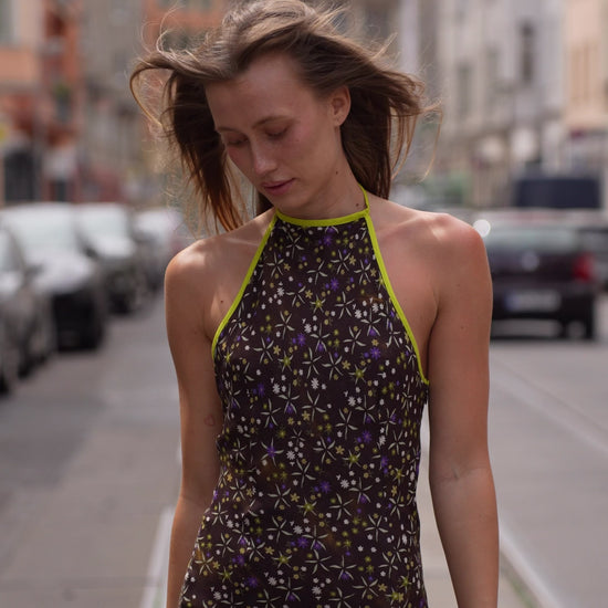 Video des Siedrés Charlotte Maxikleids in Braun im getragenen Styling