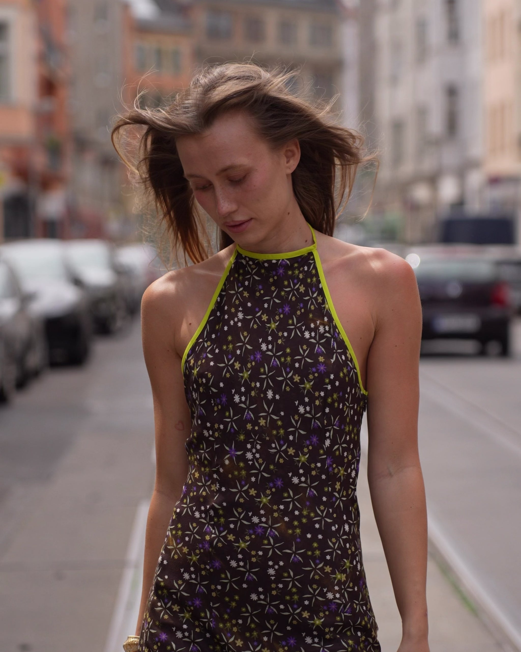 Video des Siedrés Charlotte Maxikleids in Braun im getragenen Styling