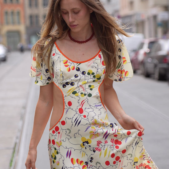 Video des Siedrés Lidia Cut-out Midikleids in Creme im getragenen Styling