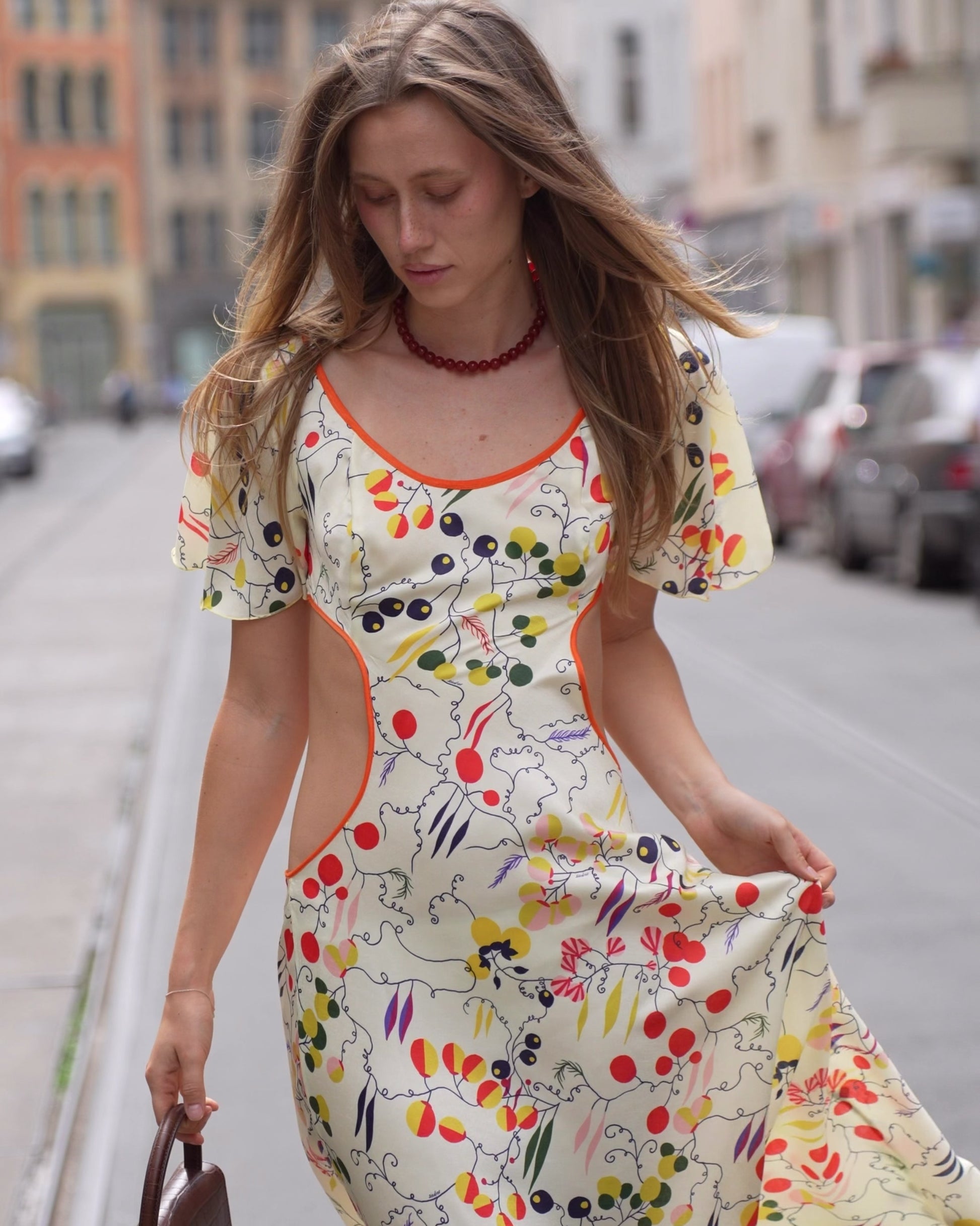 Video des Siedrés Lidia Cut-out Midikleids in Creme im getragenen Styling