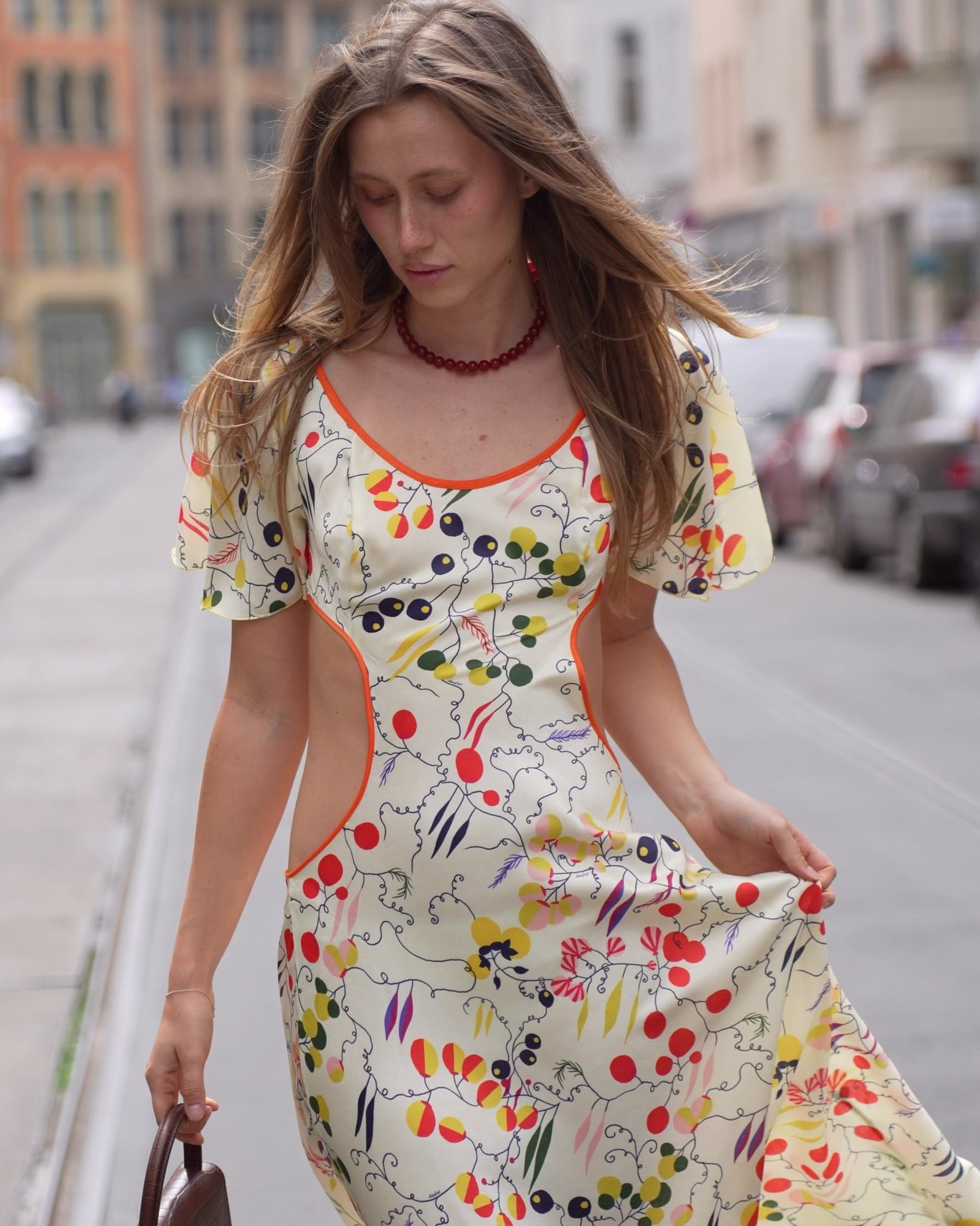 Video des Siedrés Lidia Cut-out Midikleids in Creme im getragenen Styling