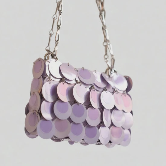 Video der Rabanne Nano 1969 Schultertasche in Lila im getragenen Styling