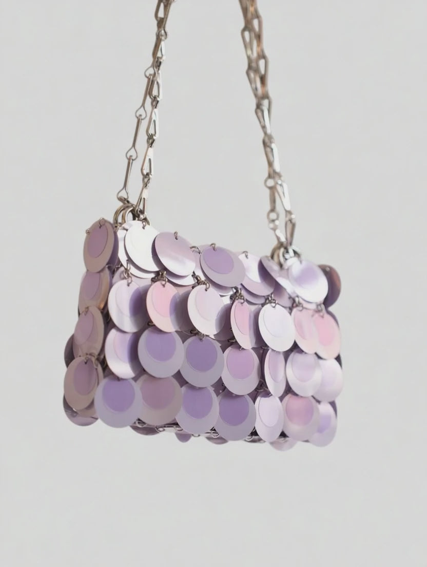 Video der Rabanne Nano 1969 Schultertasche in Lila im getragenen Styling