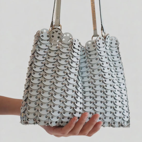 Video der Rabanne 1969 Flip Bag in Hellblau Silber im getragenen Styling
