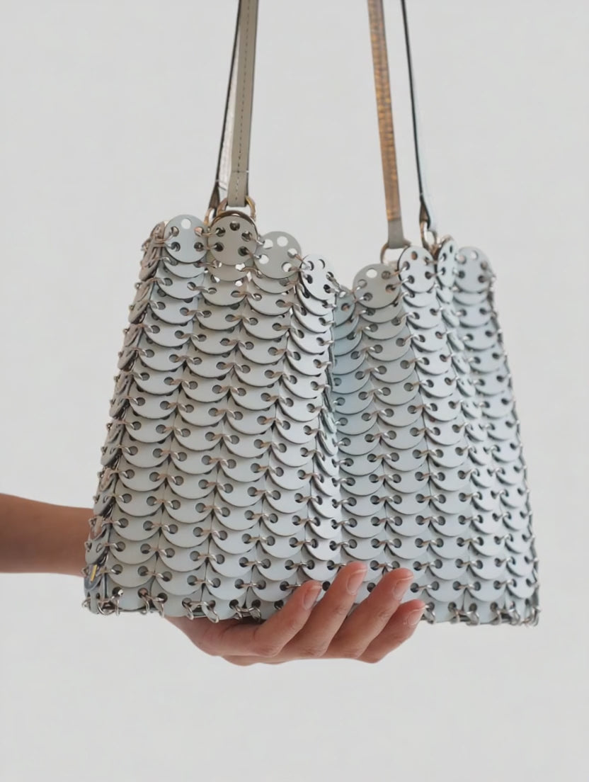 Video der Rabanne 1969 Flip Bag in Hellblau Silber im getragenen Styling