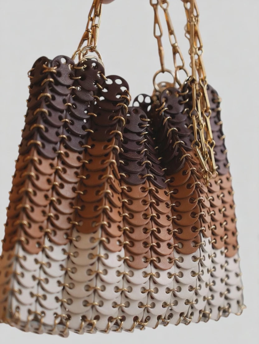 Video der Rabanne 1969 Gradient Schultertasche in Braun Creme im getragenen Styling