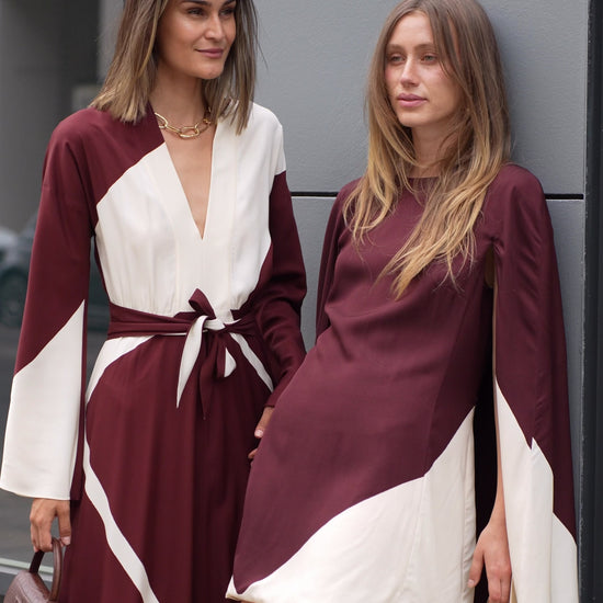 Video mit zwei Alberta Ferretti Kleidern in Braun Weiß und Two-Tone