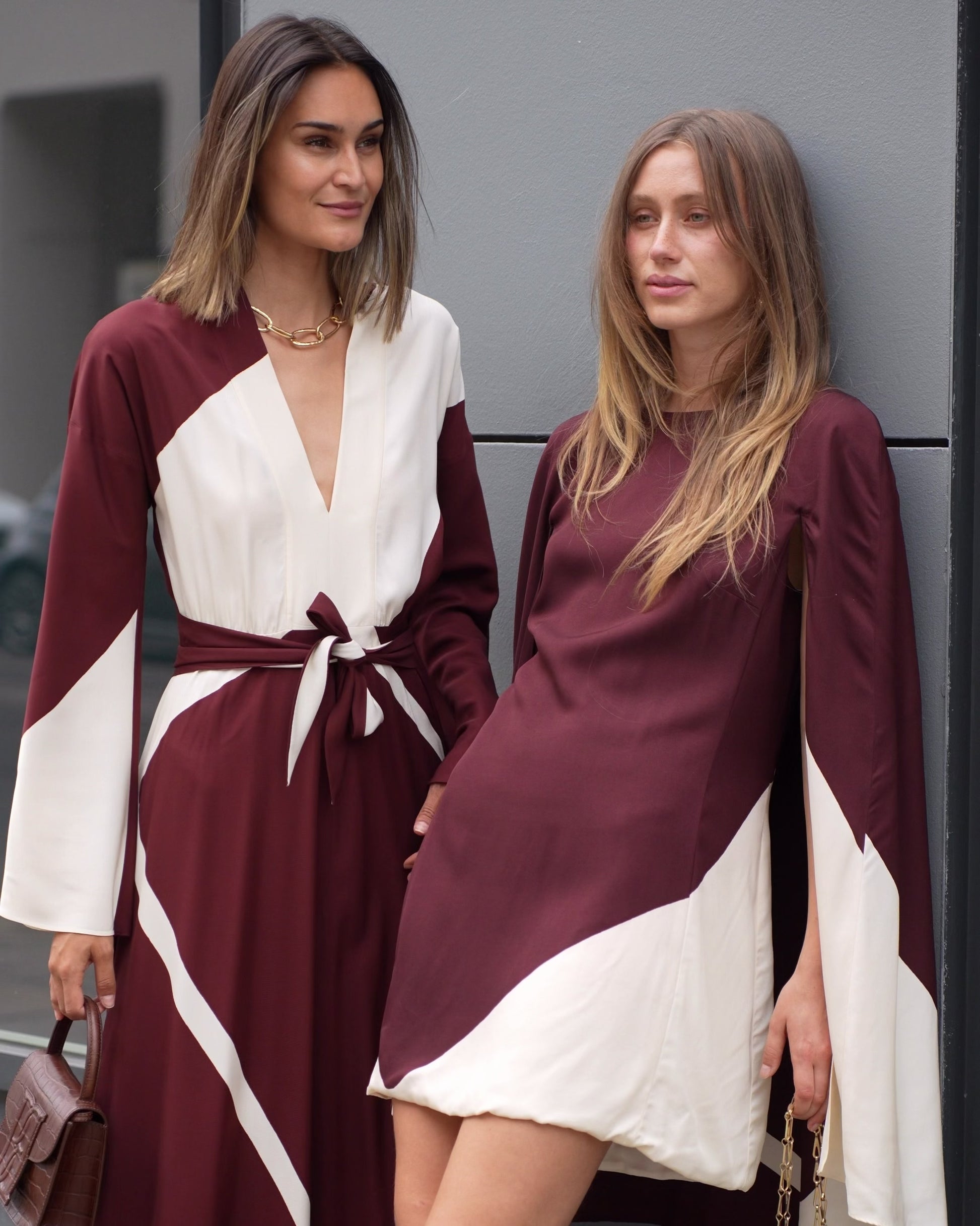 Video mit zwei Alberta Ferretti Kleidern in Braun Weiß und Two-Tone