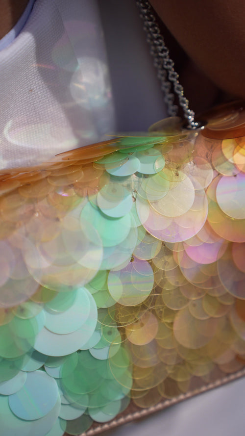Video der Rabanne Sparkle Baguette Bag in Multicolour Pastell im getragenen Styling