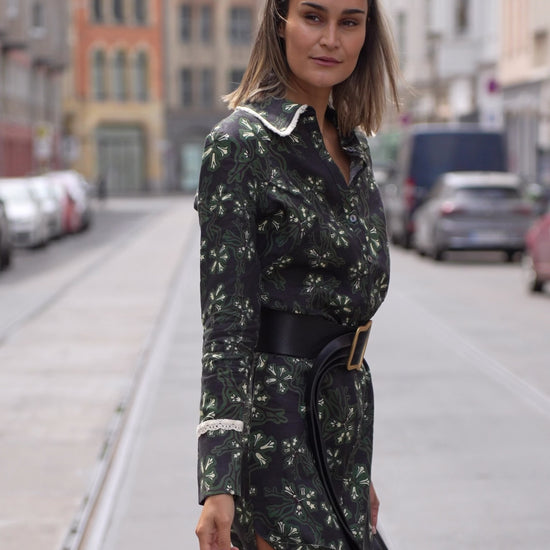 Video des Siedrés Alinda Leinenkleids in Grün im getragenen Styling